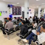Satpas Colombo Menggelar Nonton Bareng (Nobar) Bagi Pemohon Pengurusan SIM Terlihat di Ruang Tunggu Dengan Santai Lihat Nobar Bareng