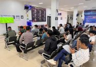 Satpas Colombo Menggelar Nonton Bareng (Nobar) Bagi Pemohon Pengurusan SIM Terlihat di Ruang Tunggu Dengan Santai Lihat Nobar Bareng