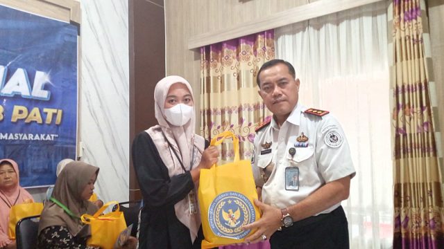 Lapas Pati Salurkan Bantuan Sosial Kepada Keluarga Warga Binaan Sebagai Wujud Kepedulian