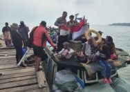 Hasil Tangkapan Camera Warga, Terlihat Aipda Deni Madyistira Melakukan Aksi Kepedulian Ganti Bendera Merah Putih Kusam dan Rusak Diganti Dengan yang Layak dipandang