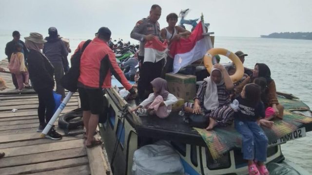 Hasil Tangkapan Camera Warga, Terlihat Aipda Deni Madyistira Melakukan Aksi Kepedulian Ganti Bendera Merah Putih Kusam dan Rusak Menjadi Layak dipandang
