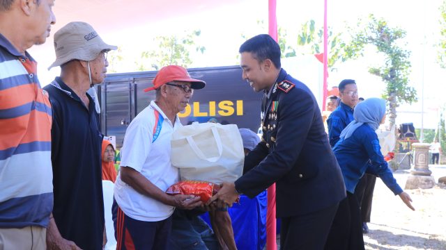 Polres Ngawi Salurkan 500 Paket Sembako untuk Masyarakat di Bringin