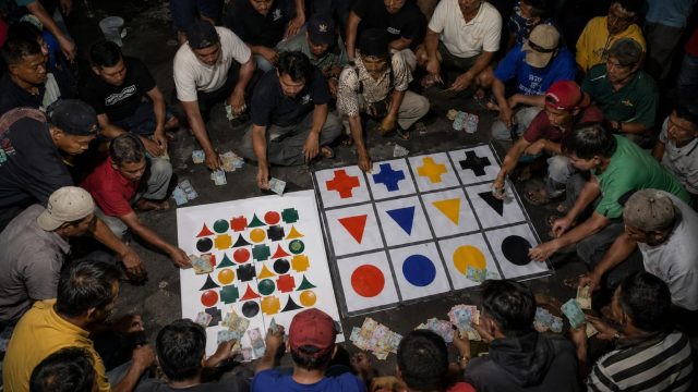 Publik Meminta Respon Kapolsek Hingga ke Kapolri Untuk Segera Ditindak Lanjutin Diduga Judi Bola Setan Atau Tjap Jikie di Gejugjati Lekok Masi Beroperasi