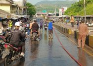 Damkarmat Lamsel Tindaklanjuti Laporan Tumpahan Oli di Bakauheni, Kabid Rully dan Anggota Segera Melakukan Pembersihan