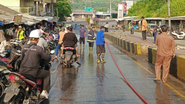 Damkarmat Lamsel Tindaklanjuti Laporan Tumpahan Oli di Bakauheni, Kabid Rully dan Anggota Segera Melakukan Pembersihan