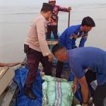 Nelayan di Ketapang Menemukan Mayat Mengambang di Laut , Damkarmat Lamsel Melakukan Evakuasi Nelayan di Ketapang Menemukan Mayat Mengambang di Laut , Damkarmat Lamsel Melakukan Evakuasi