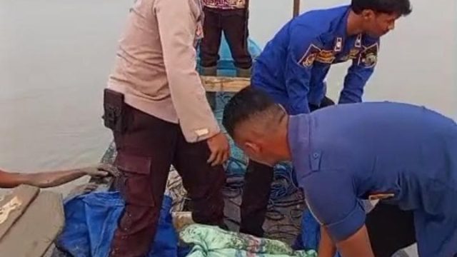 Nelayan di Ketapang Menemukan Mayat Mengambang di Laut , Damkarmat Lamsel Melakukan Evakuasi