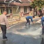"Sigap" Satlantas dan Damkarmat Lamsel Bersihkan Tumpahan Solar di Pesisir Kalianda, Cegah Kecelakaan Beruntun "Sigap" Satlantas dan Damkarmat Lamsel Bersihkan Tumpahan Solar di Pesisir Kalianda, Cegah Kecelakaan Beruntun