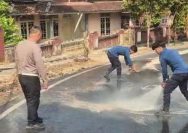 "Sigap" Satlantas dan Damkarmat Lamsel Bersihkan Tumpahan Solar di Pesisir Kalianda, Cegah Kecelakaan Beruntun