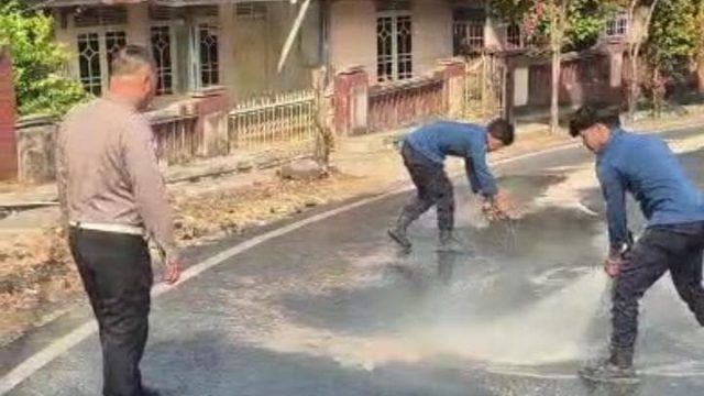 “Sigap” Satlantas dan Damkarmat Lamsel Bersihkan Tumpahan Solar di Pesisir Kalianda, Cegah Kecelakaan Beruntun