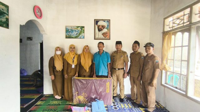 Dinsos Lamsel Cepat Tanggap, Kunjungi dan Berikan Bantuan Kepada Keluarga Korban Dua Lansia Meninggal Dunia Akibat Rumah Terbakar