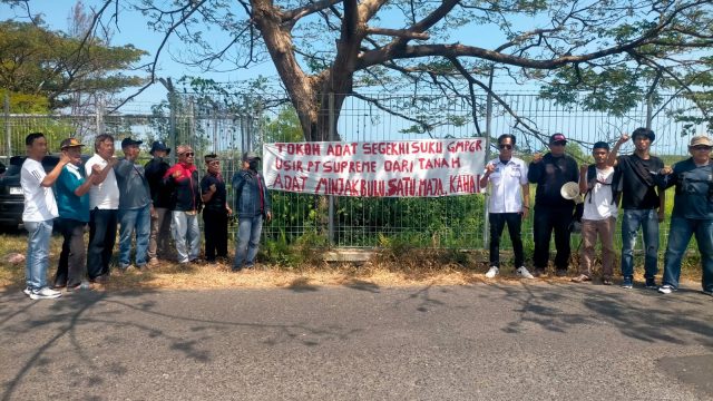 Jaga Kelestarian Alam dan Nilai Adat, Forum Segekhi Suku Pasang Spanduk Penolakan PLTP Gunung Rajabasa