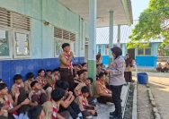 Naik Perahu Demi Edukasi, Polisi Bekali Pelajar Pulau Sebesi Lawan Narkoba dan Bullying