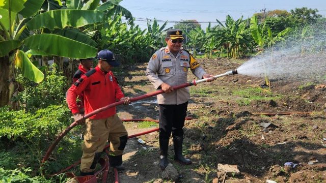 Hadapi Kemarau, Polres Pelabuhan Tanjungperak Siram Lahan Jagung Ketahanan Pangan