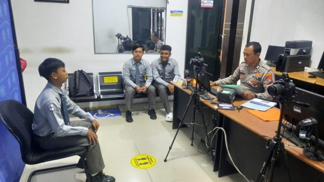 Edukasi dan Humanis Satlantas Polres Nganjuk Melalui Program Polantas Menyapa Memberi Bimbingan Kepada Pemohon Ngurus SIM