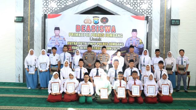 Kapolres Jombang Serahkan Beasiswa kepada Putra-Putri Pegawai Negeri Pada Polri Berprestasi