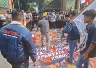 Lempar Telur Busuk ke Spanduk Bergambar Febrie Adriansyah, Aksi AMI Gegerkan Kejati Jatim
