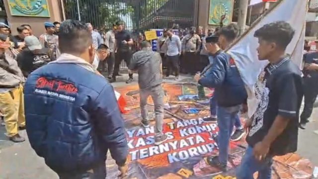 Lempar Telur Busuk ke Spanduk Bergambar Febrie Adriansyah, Aksi AMI Gegerkan Kejati Jatim