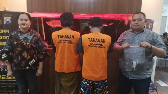 Polrestabes Surabaya Bekuk Dua pengedar, Bohlam Lampu Jadi Tempat Sabu