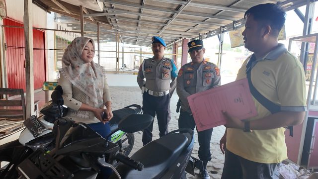 Raut Bahagia Ibu Penjual Buah, Polisi Antar Langsung Motor Curian ke Warung Korban