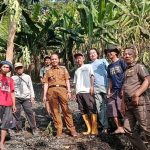 Lahan TPU Kebakaran, Camat Rajabasa dan Pemdes Banding Bersama Masyarakat Bahu Membahu Padamkan Api