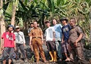 Lahan TPU Kebakaran, Camat Rajabasa dan Pemdes Banding Bersama Masyarakat Bahu Membahu Padamkan Api