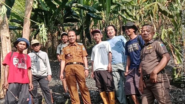 Lahan TPU Kebakaran, Camat Rajabasa dan Pemdes Banding Bersama Masyarakat Bahu Membahu Padamkan Api