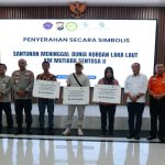 Kapolda Jatim Dampingi Wamenhub Serahkan Santunan Korban KM Mutiara Sentosa II Kapolda Jatim Dampingi Wamenhub Serahkan Santunan Korban KM Mutiara Sentosa II