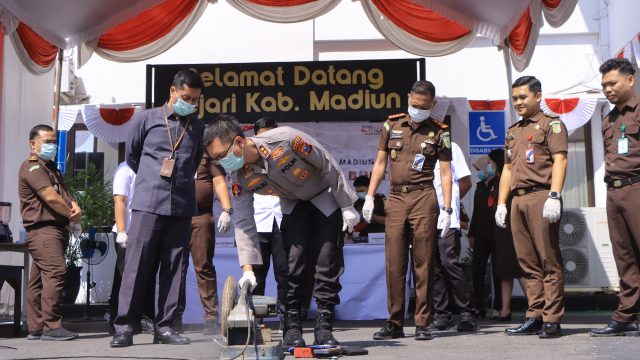 Sinergitas Penegak Hukum, Kapolres Madiun dan Kajari Musnahkan Barang Bukti Perkara Pidana Umum