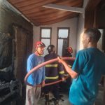 Api Melalap Rumah Warga di Wayurang, Dinas Damkarmat Terjunkan Tim Untuk Memadamkan Api