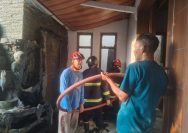 Api Melalap Rumah Warga di Wayurang, Dinas Damkarmat Terjunkan Tim Untuk Memadamkan Api