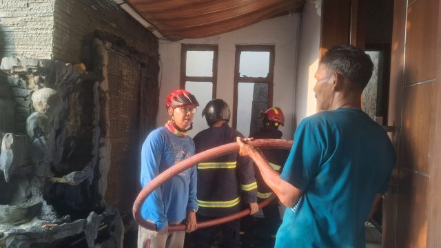Api Melalap Rumah Warga di Wayurang, Dinas Damkarmat Terjunkan Tim Untuk Memadamkan Api