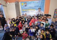 Kapolrestabes Surabaya Turun Langsung Bagikan Sembako ke Warga Gubeng Masjid