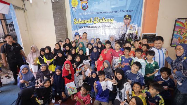 Kapolrestabes Surabaya Turun Langsung Bagikan Sembako ke Warga Gubeng Masjid
