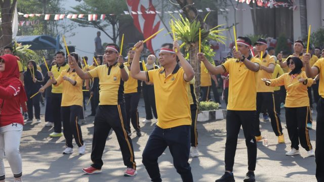 Semangat Kemerdekaan, Polrestabes Surabaya dan Masyarakat Meriahkan HUT ke-81 RI dengan Olahraga dan Lomba Tradisional