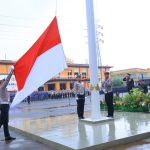 Guyuran Hujan Tak Halangi Semangat Personel Polda Lampung Peringati HUT ke-81 Kemerdekaan RI Guyuran Hujan Tak Halangi Semangat Personel Polda Lampung Peringati HUT ke-81 Kemerdekaan RI