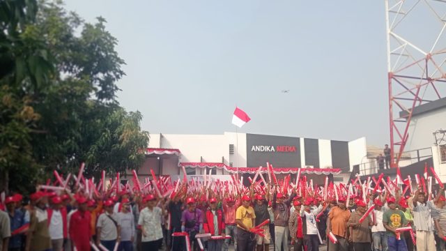 “Kami Juga Upacara !” 500 Abang Becak Merahkan Halaman Studio Radio Andika Kediri