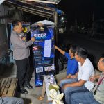 Hingga Malam Hari, Aipda Deni Madyistira Sosialisasikan Program Polda Lampung "Aplikasi Siger Lampung Presisi" Hingga Malam Hari, Aipda Deni Madyistira Sosialisasikan Program Polda Lampung "Aplikasi Siger Lampung Presisi"