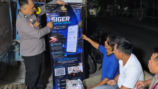Hingga Malam Hari, Aipda Deni Madyistira Sosialisasikan Program Polda Lampung “Aplikasi Siger Lampung Presisi”