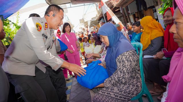 Polrestabes Surabaya Salurkan Paket Sembako Lewat Program ‘Luthfie.Daily Berbagi’
