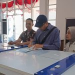 Sigap Ramah Dan Humanis Terlihat Disatpas Colombo Surabaya Dimana Petugas Formulir Kasih Arahan Bagi Pemohon Ngurus SIM Sigap Ramah Dan Humanis Terlihat Disatpas Colombo Surabaya Dimana Petugas Formulir Kasih Arahan Bagi Pemohon Ngurus SIM