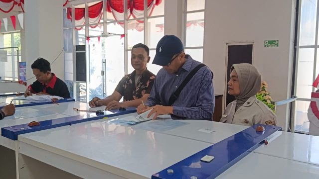Sigap Ramah Dan Humanis Terlihat Disatpas Colombo Surabaya Dimana Petugas Formulir Kasih Arahan Bagi Pemohon Ngurus SIM