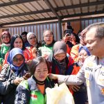 Kapolrestabes Surabaya Salurkan Ratusan Paket Sembako dalam Bakti Sosial Bersama Komunitas Ojol dan Warga Ambon Kapolrestabes Surabaya Salurkan Ratusan Paket Sembako dalam Bakti Sosial Bersama Komunitas Ojol dan Warga Ambon