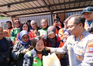 Kapolrestabes Surabaya Salurkan Ratusan Paket Sembako dalam Bakti Sosial Bersama Komunitas Ojol dan Warga Ambon