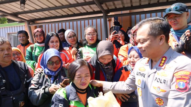 Kapolrestabes Surabaya Salurkan Ratusan Paket Sembako dalam Bakti Sosial Bersama Komunitas Ojol dan Warga Ambon