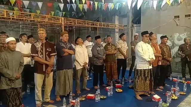 Warga Banyu Urip Wetan 3C, Tampak Antusias Mengikuti Rangkaian Acara Peringati Maulid Nasi SAW Dengan Tema Teladan Nyata Dalam Kehidupan Bermasyarakat