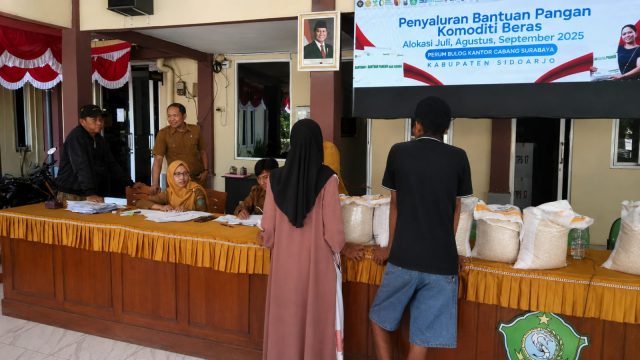 Bantuan Pangan Komoditi Beras 30kg Disalurkan Kepada Masyarakat Desa Pilang Kecamatan Wonoayu.