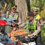 Tertib Berlalu Lintas Berbuah Apresiasi, Kapolrestabes Surabaya Bagikan Helm Gratis Kepada Pengendara
