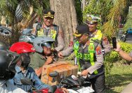 Tertib Berlalu Lintas Berbuah Apresiasi, Kapolrestabes Surabaya Bagikan Helm Gratis Kepada Pengendara