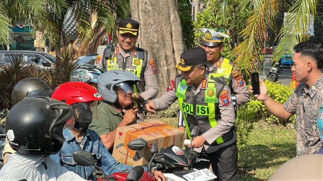 Tertib Berlalu Lintas Berbuah Apresiasi, Kapolrestabes Surabaya Bagikan Helm Gratis Kepada Pengendara